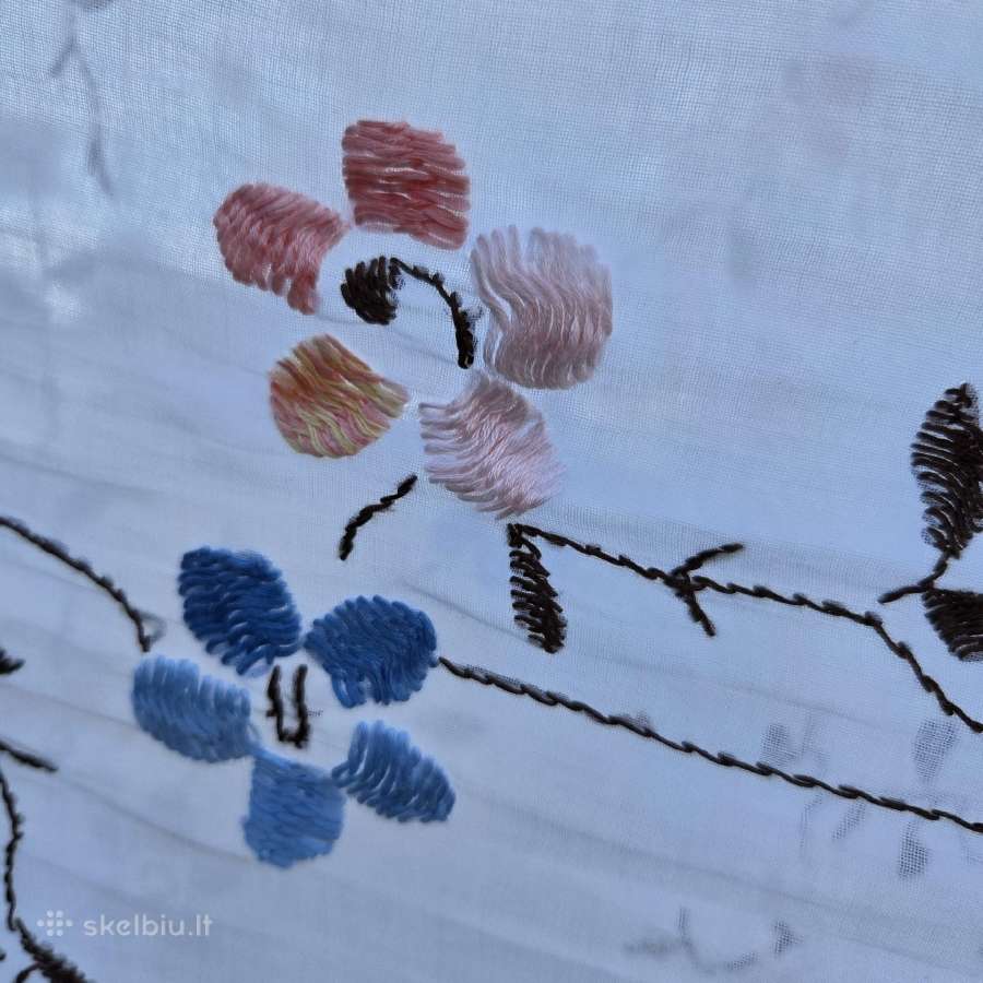 Rankomis siuvinėtos užuolaidos - nuotraukos Nr. 6