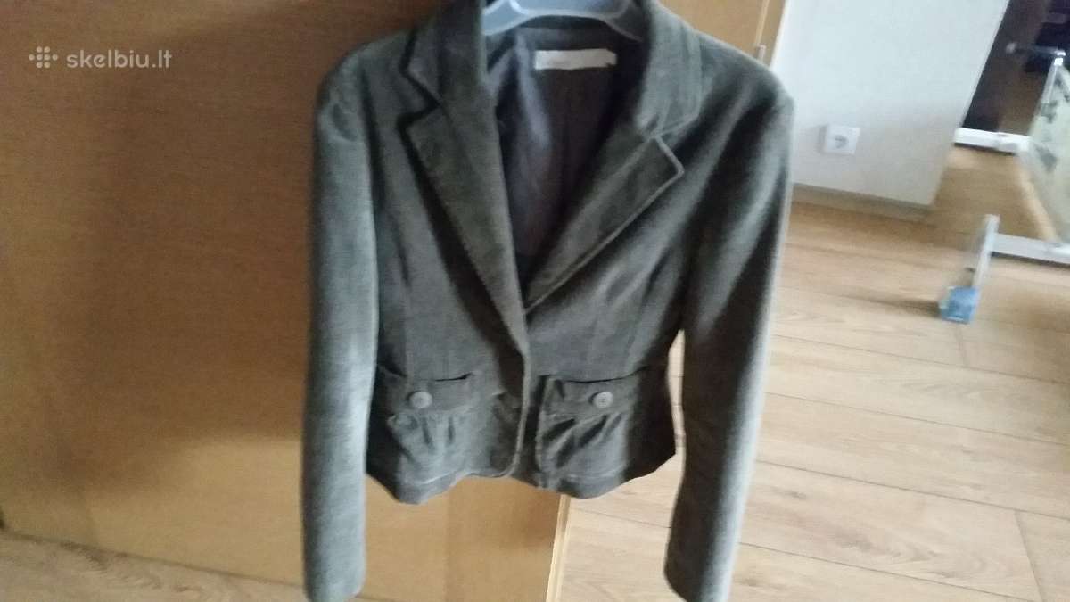 Chaki spalvos, stilingas s dydžio švarkelis.