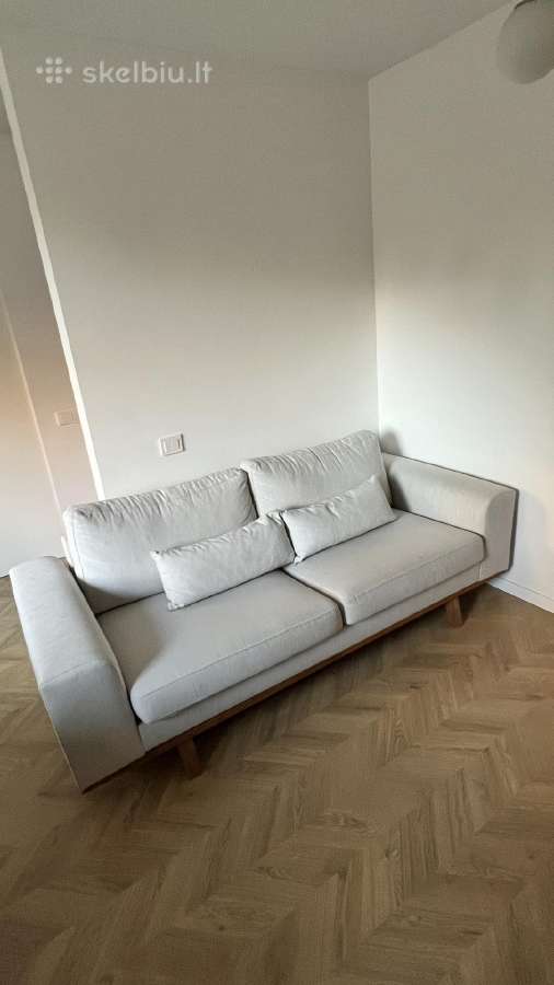 Šviesiai pilka sofa - nuotraukos Nr. 2