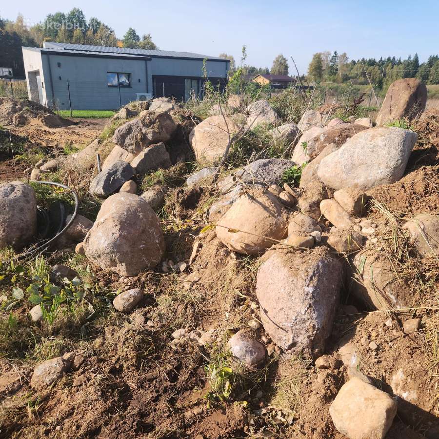 Akmenys yra ir didelių ir mažesnių - nuotraukos Nr. 2