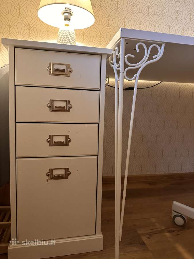 Rašomasis baltas stalas su stalčiais ir kėde - nuotraukos Nr. 3