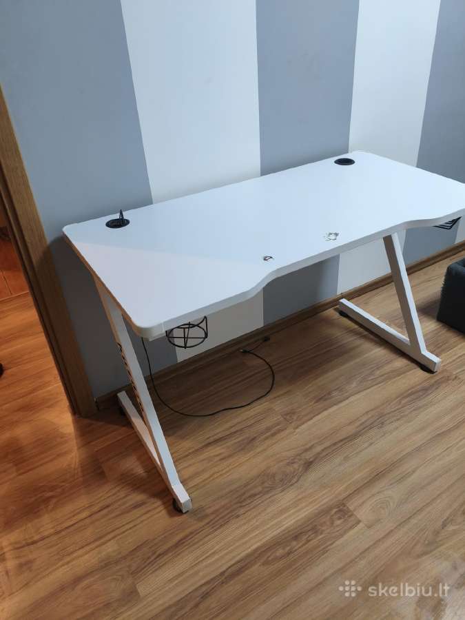 Baltas žaidimų / kompiuterio stalas (Gaming Desk) - nuotraukos Nr. 2