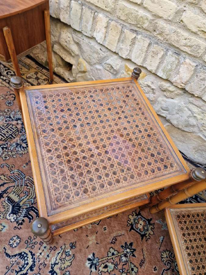 Vintažiniai medžio masyvo staliukai su ratangu - nuotraukos Nr. 17