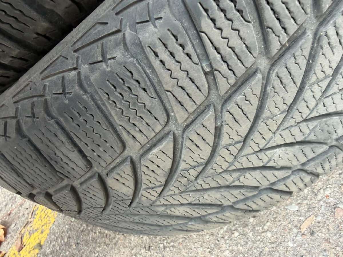 205/60/16 Goodyear Ultragrip žieminių padangų - nuotraukos Nr. 2