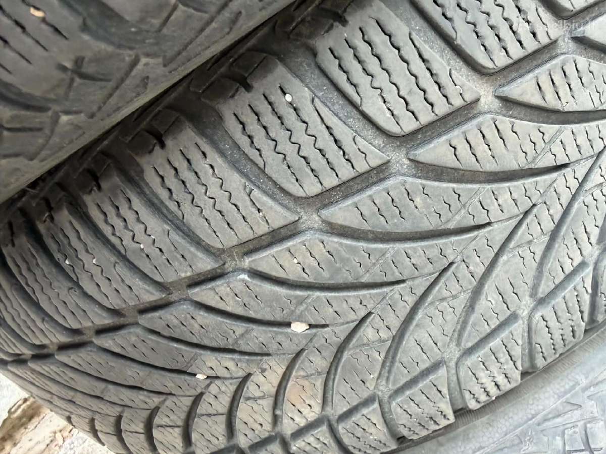 205/60/16 Goodyear Ultragrip žieminių padangų - nuotraukos Nr. 5