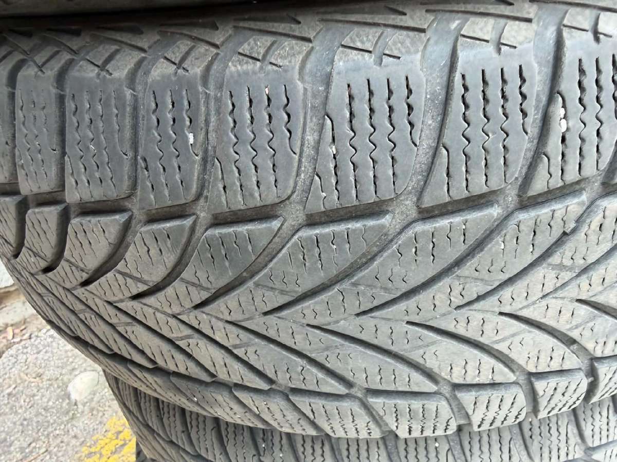 205/60/16 Goodyear Ultragrip žieminių padangų - nuotraukos Nr. 6