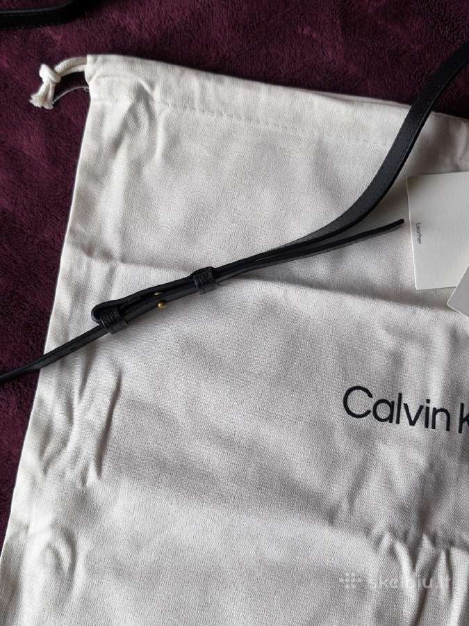Vyriska rankine per peti Calvin Klein. - nuotraukos Nr. 3