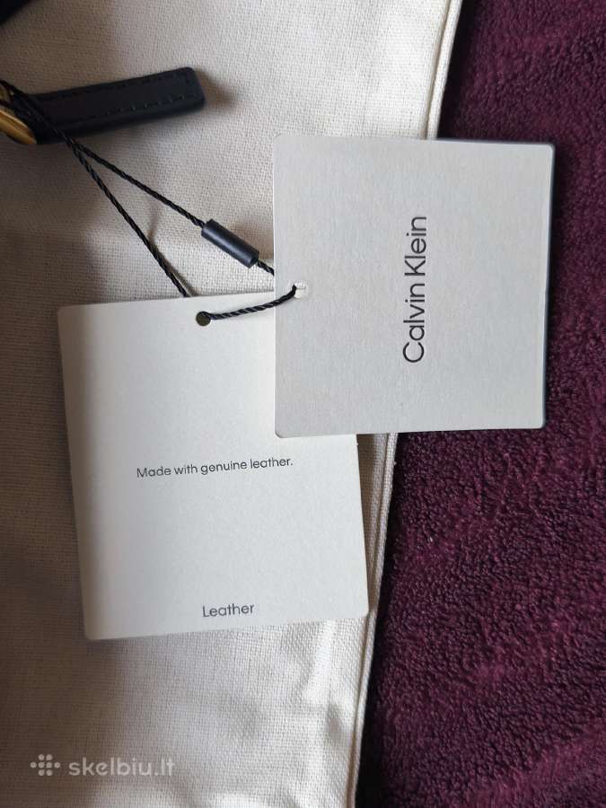 Vyriska rankine per peti Calvin Klein. - nuotraukos Nr. 5
