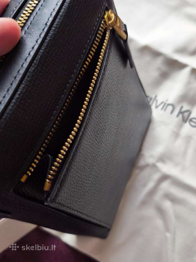 Vyriska rankine per peti Calvin Klein. - nuotraukos Nr. 6