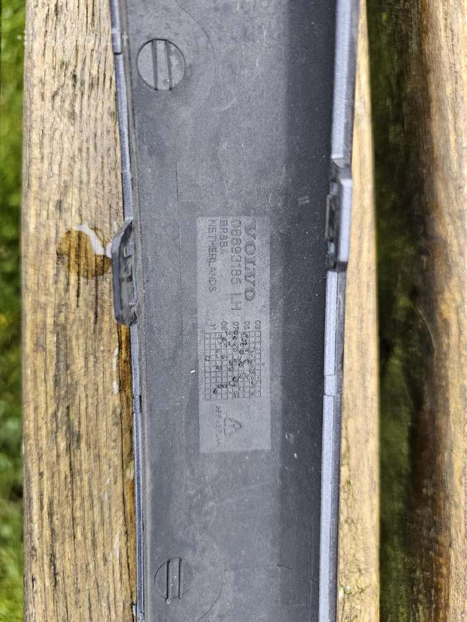 Volvo S60 Apdailinė priekinio bamperio juosta - nuotraukos Nr. 3