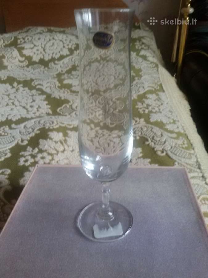 Vaza iš Čekiško balto stiklo"brigita"aukštis 0.23c - nuotraukos Nr. 3