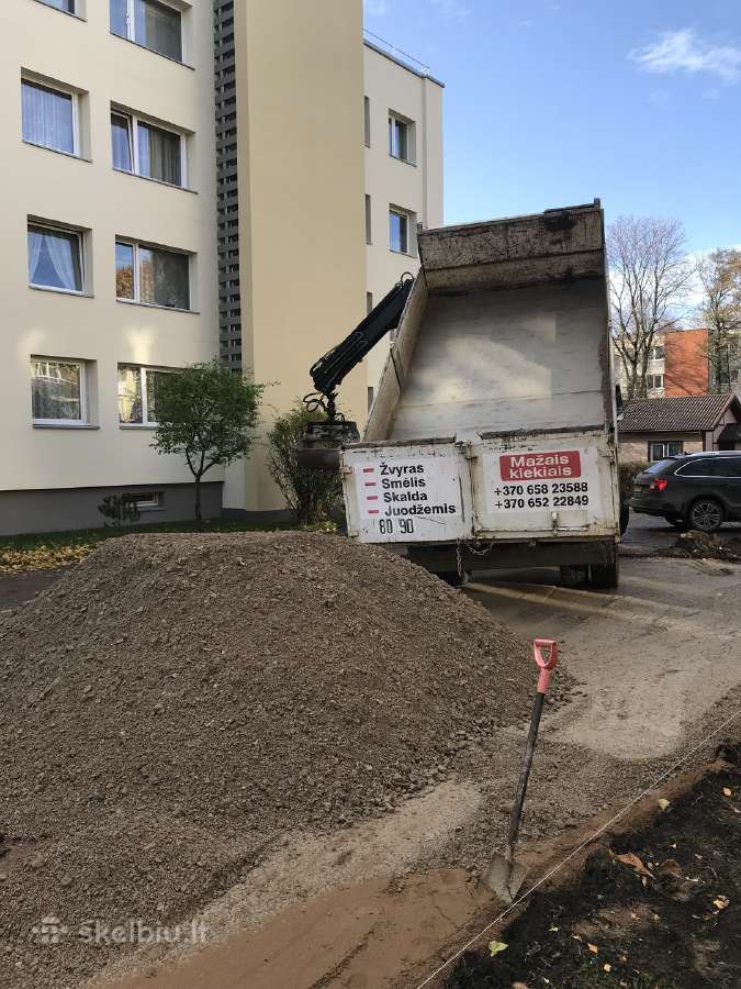 Mažais kiekiais žvyras,smėlis,skalda,juodžemis