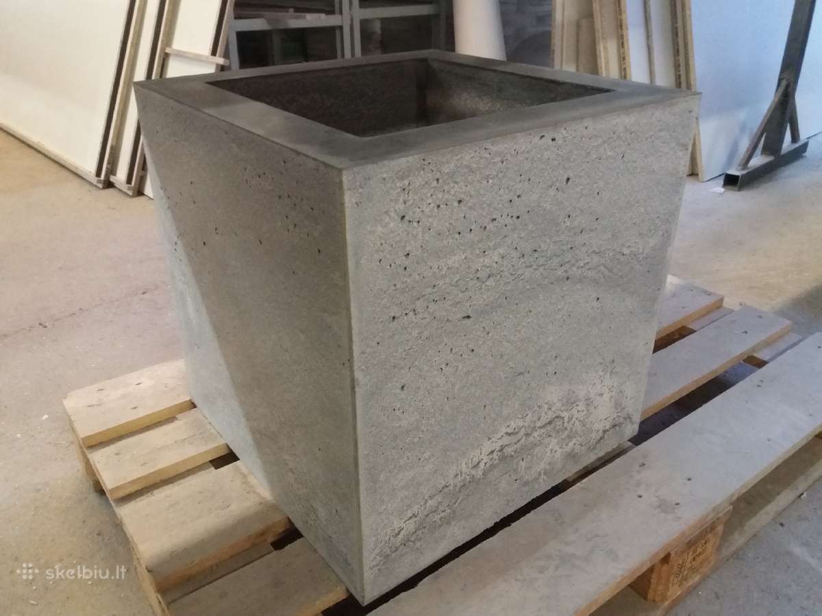 Betoniniai vazonai, šiukšliadėžės.