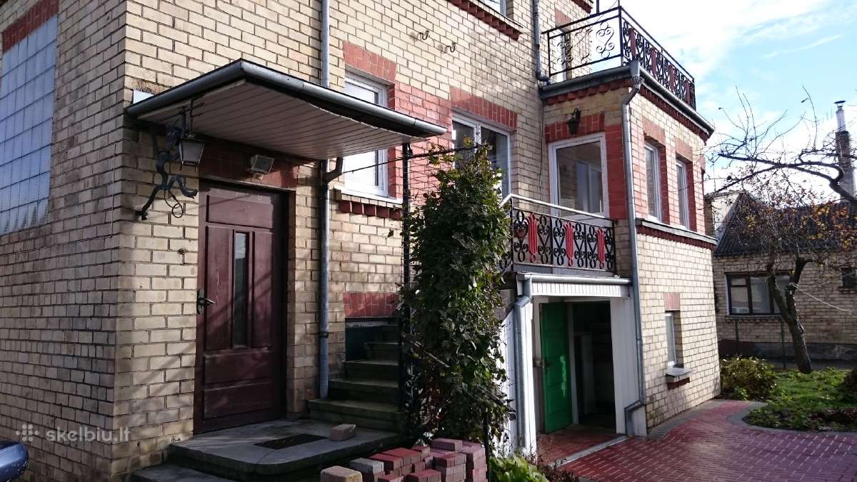 Parduodamas mūrinis namas miesto centre