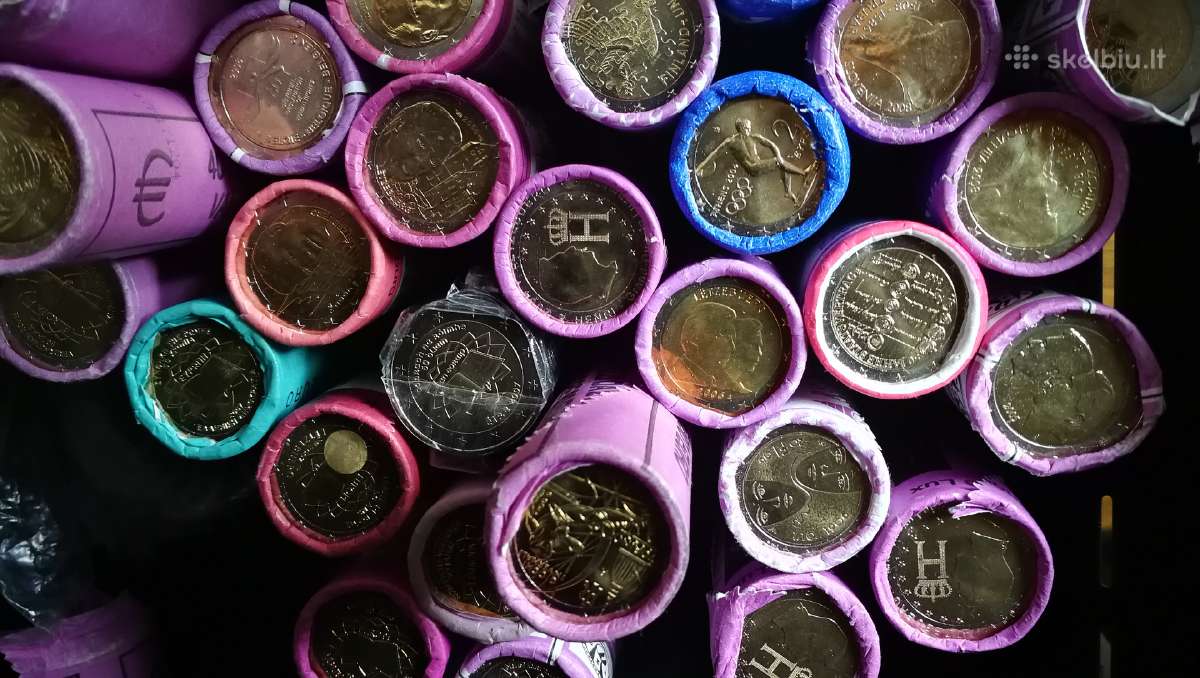 Daug ivairiu 2 euru monetu ritineliu