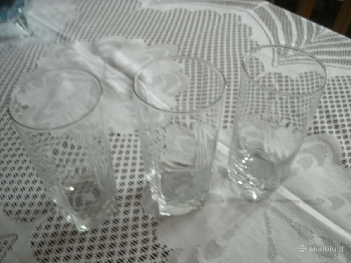 3 stiklinės