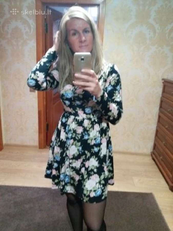 Gėlėta graži nauja suknelė