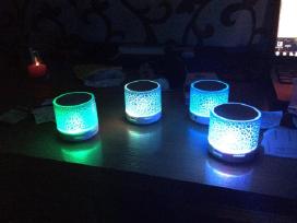 Nešiojama kolonėlė pakraunama[šviečianti ]