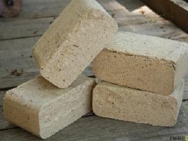 Briketai, granules tamsios palete 350,00 e