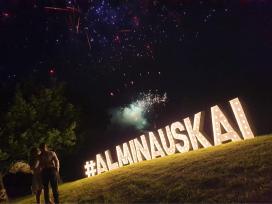 Šviečiančios raidės, palapinės, arkos, įranga