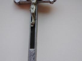 Pastatomas kryžius