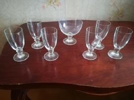 Taurės vynui ir vaza