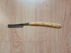 Rankena padaryta dramblio kaulo