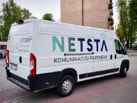 Reklama ant automobilio