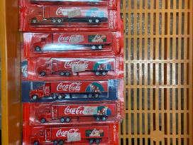 Coca cola atributika kaledinis karavanas