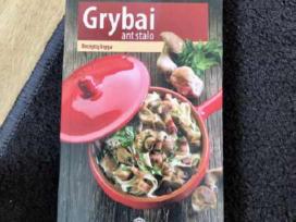 Knyga grybai ant stalo
