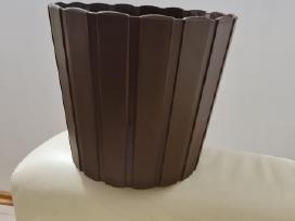 Rudos spalvos plastikiniai vazonai