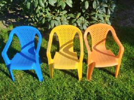 3 skirtingų spalvų kėdutės iš viso 7€