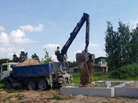 Sunkvežimis su kaušu ir kranu fiskaras buldozeris