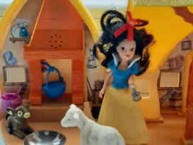 Originalus disney snieguolės namas groja muzikos