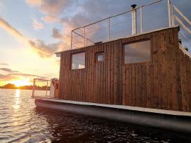 Skelbimo 'Pramoginis trimaranas, pirtis ant vandens' paveikslėlis