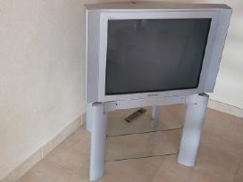 Televizorius su stikliniu staliuku