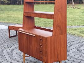 Mid-century Daniska komoda su lentynomis