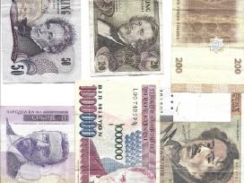 Įvairus banknotai stovis kaip matosi III