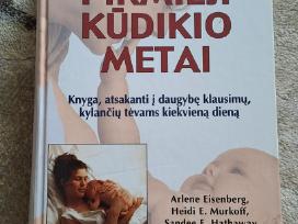 Knyga "Pirmieji kūdikio metai"