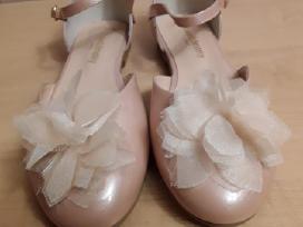 Russell and Bromley pelenų rožės basutės