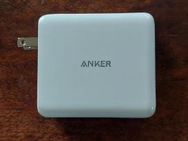 Power bankas Anker su laidais.