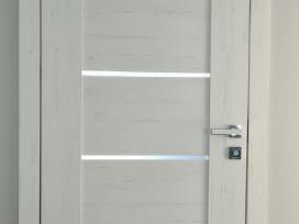 Vidaus durys su stakta, spyna, vyriais ir kt.