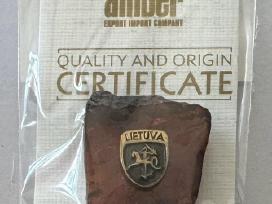 Gintarinis ženklelis su užrašu Lietuva ir Vyčiu