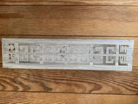 Interjero detalė su žvakių imitacija
