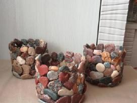 Įdomios natūralių akmenukų vazos,žvakidės
