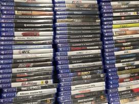 Sony ps4 su dviem pulteliais