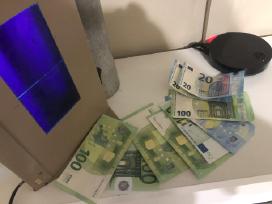 Pinigu tikrinimo aparatas