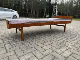 Iskirtine Mid-century viengule lova