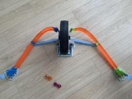 Hot wheels trasa su 2 vnt mašinėlių.