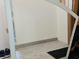 Veidrodis, užmontuotas ant baltos spalvos medinės